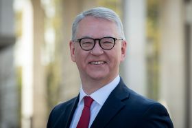 Sven Volkert, Bürgschaftsbank Hessen GmbH ist Laudator bei Hessischer Gründerpreis 2024
