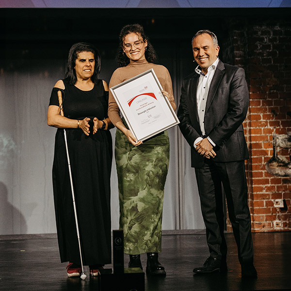 Lydia Zoubek, Martin Leopold Zoubek und Maximilian Feßel-Quentin, Bewegte Inklusion gUG aus Neu-Isenburg sind Preisträger in der Kategorie »Gesellschaftliche Wirkung« Hessischer Gründerpreis 2024