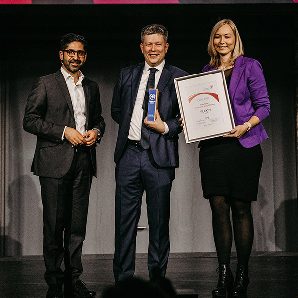 Das FLEXFY-Gründerteam mit Dr. Christian Walter und Anja Schröpfer ist Sieger bei Hessischer Gründerpreis 2024
